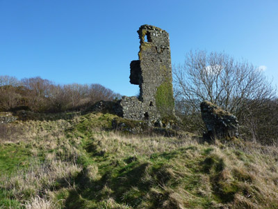 Photo of the remains of Ardstinchar Castle that was once the home of Hugh Kennedy